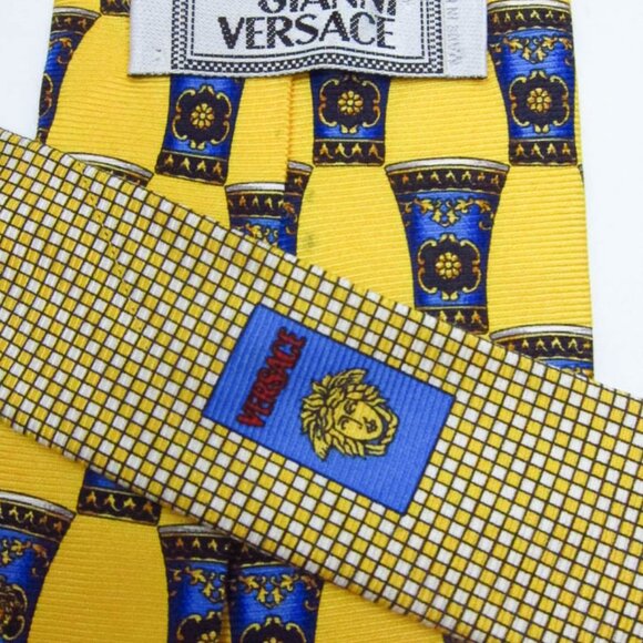 GORGEOUS Gianni Versace Blue Cups With Medusa Head on Yellow Silk Tie Italy 3.75 - Picture 3 of 5